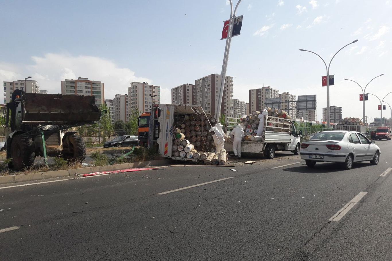 Arı kovanı yüklü kamyonet devrildi: 2 yaralı Arı kovanı yüklü kamyonet devrildi: 2 yaralı